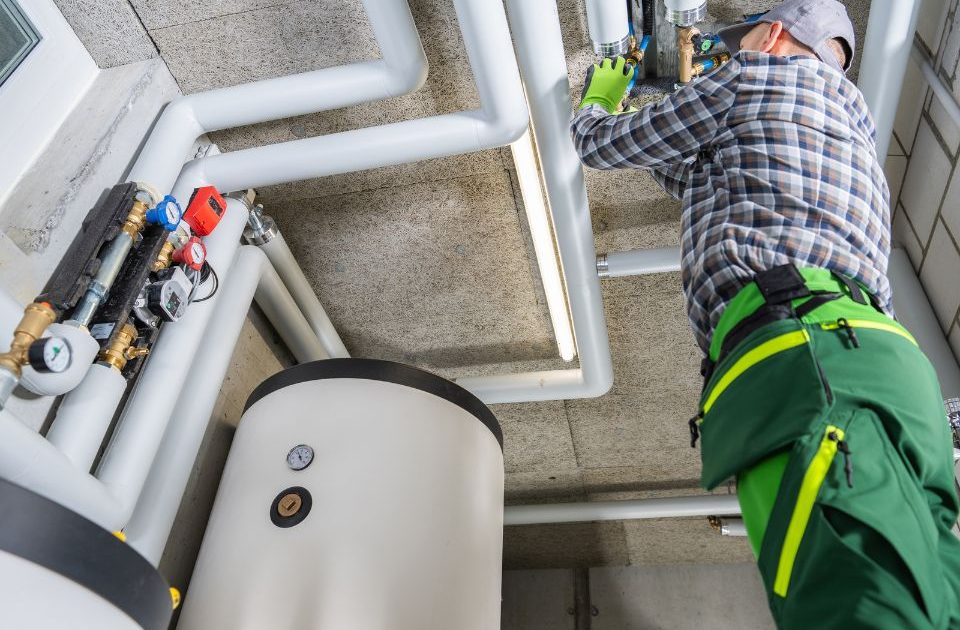 Tecnico a lavoro su pomp di calore durante installazione impianti a Messina