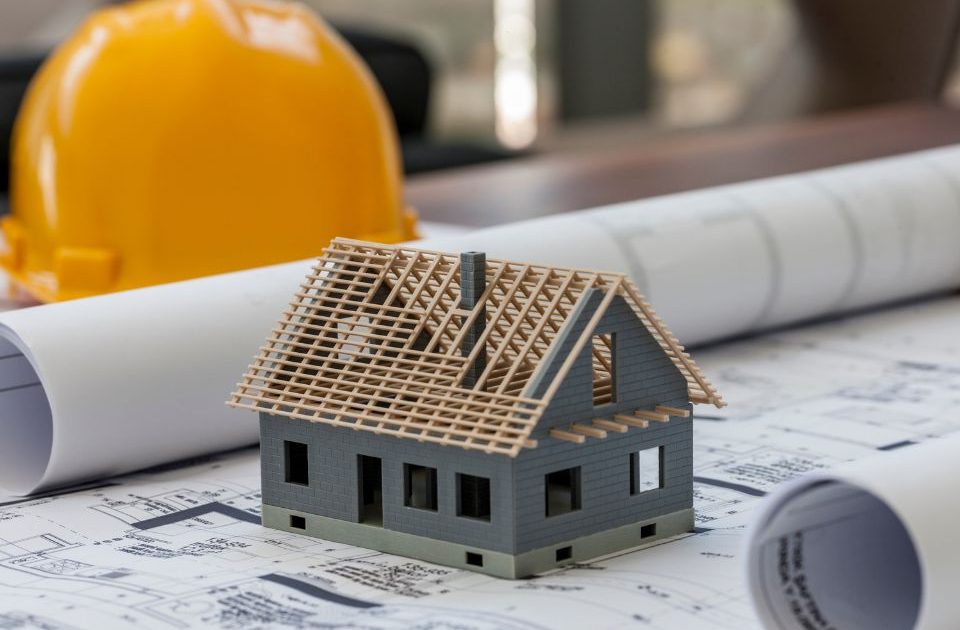 Architetto che esamina planimetria di edificio in progettazione edilizia a Messina