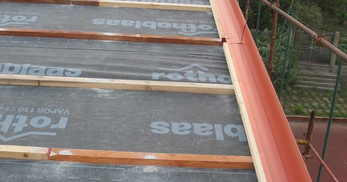 Tecnico su terrazzo applica guaina per impermeabilizzazioni a Messina