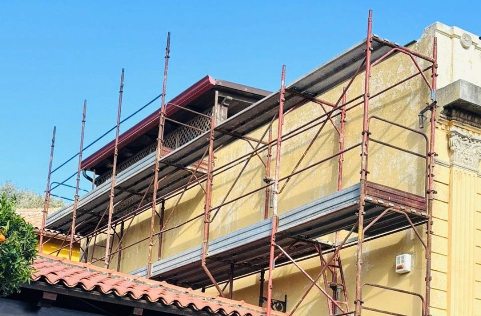 Palazzina in ristrutturazione con impalcature per rifacimento facciate a Messina