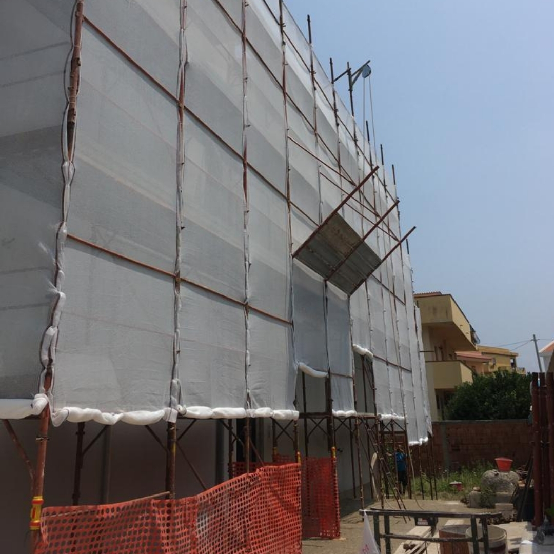 Palazzina in ristrutturazione con impalcature per rifacimento facciate a Messina